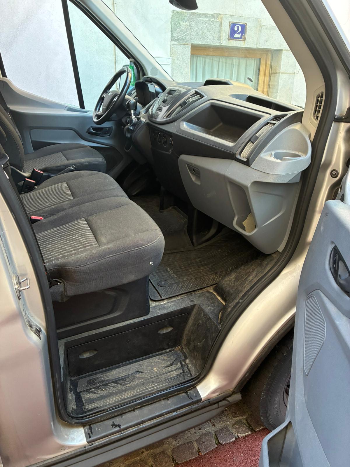 Utilitaire — habitacle complet - avant